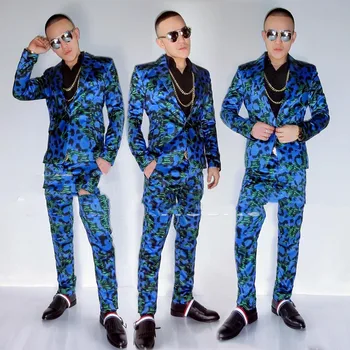 Férfi énekes DJ mulató vendégek ugyanazzal a kék-zöld leopárd öltöny, öltöny, kosztüm ruha